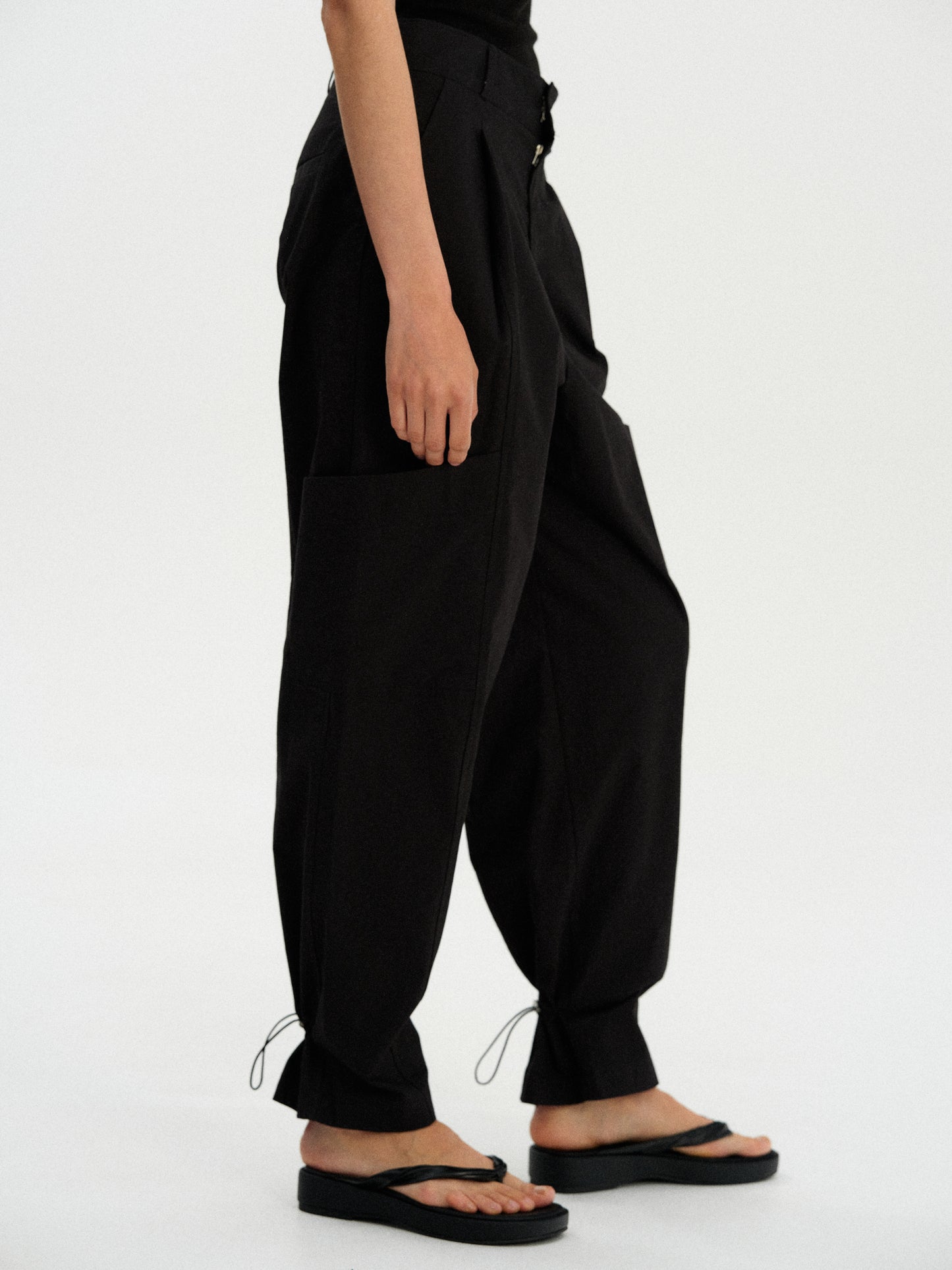 Low Pocket Toggle Trousers, Black