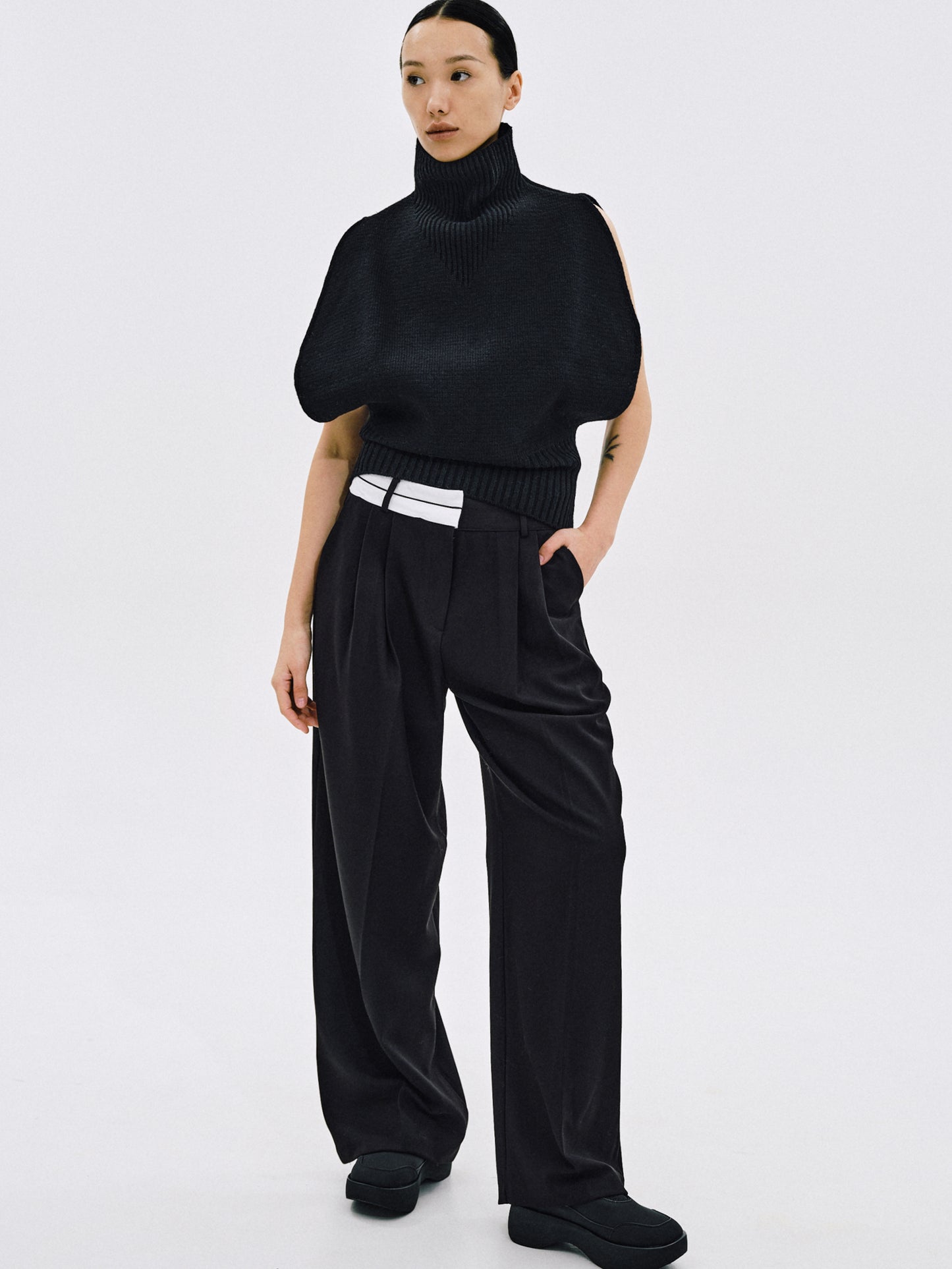 Half Reversed Waistband Trousers, Black