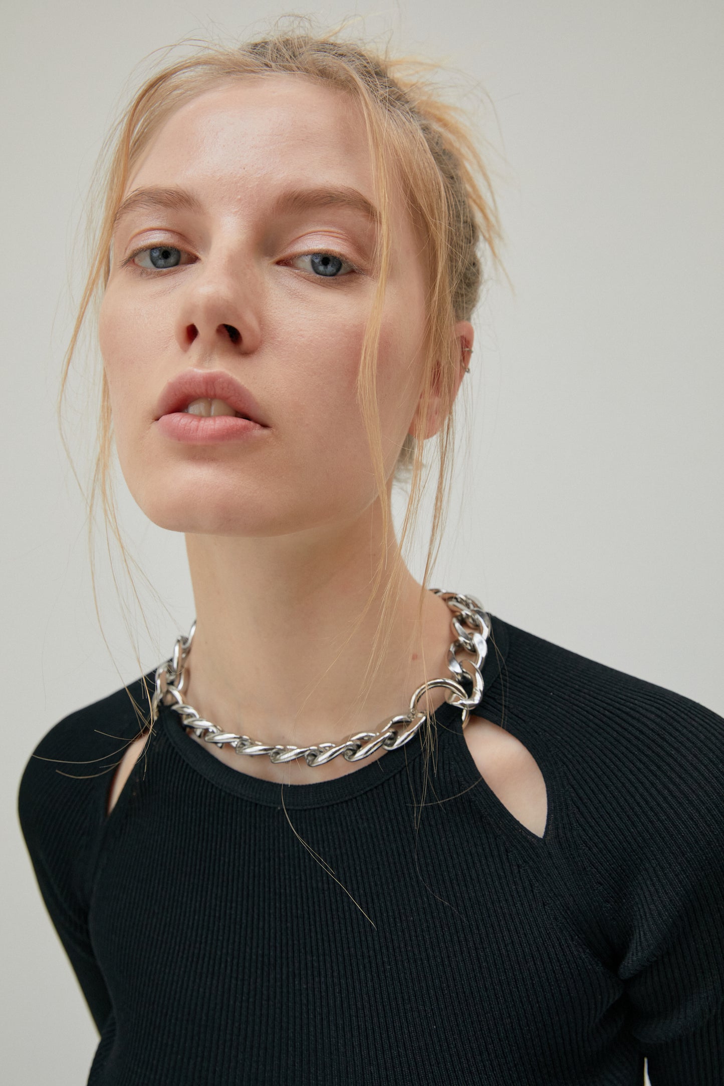 Ribbed Knit With Chain Necklace, Black