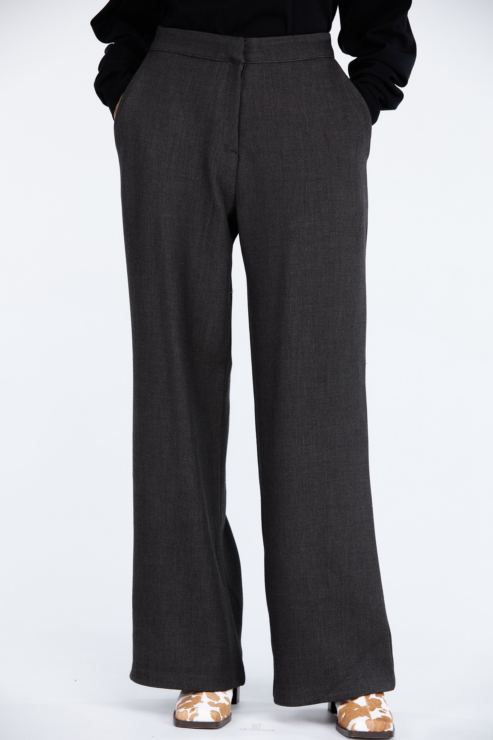 Gianni Feraud ankle grazer smart trousers in charcoal grey | ASOS