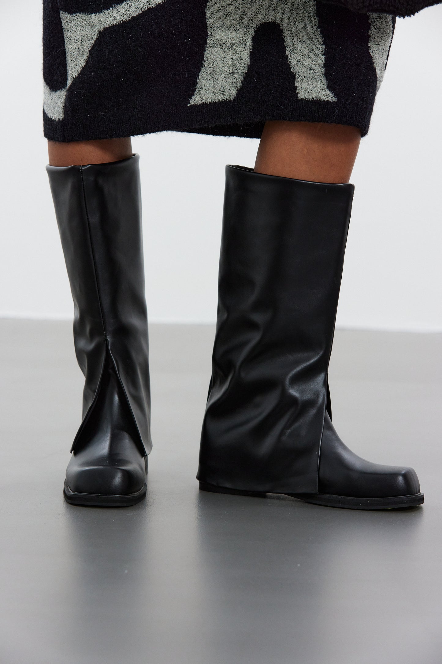 Wide Shaft Hooded Boots, Black