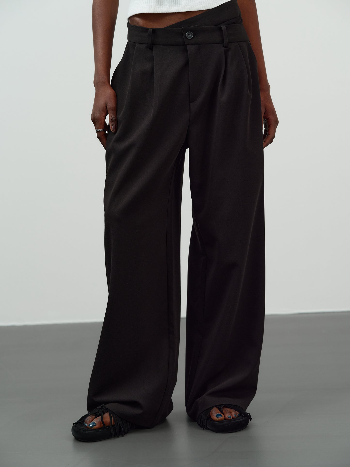 Criss-Cross Pintuck Trousers, Black