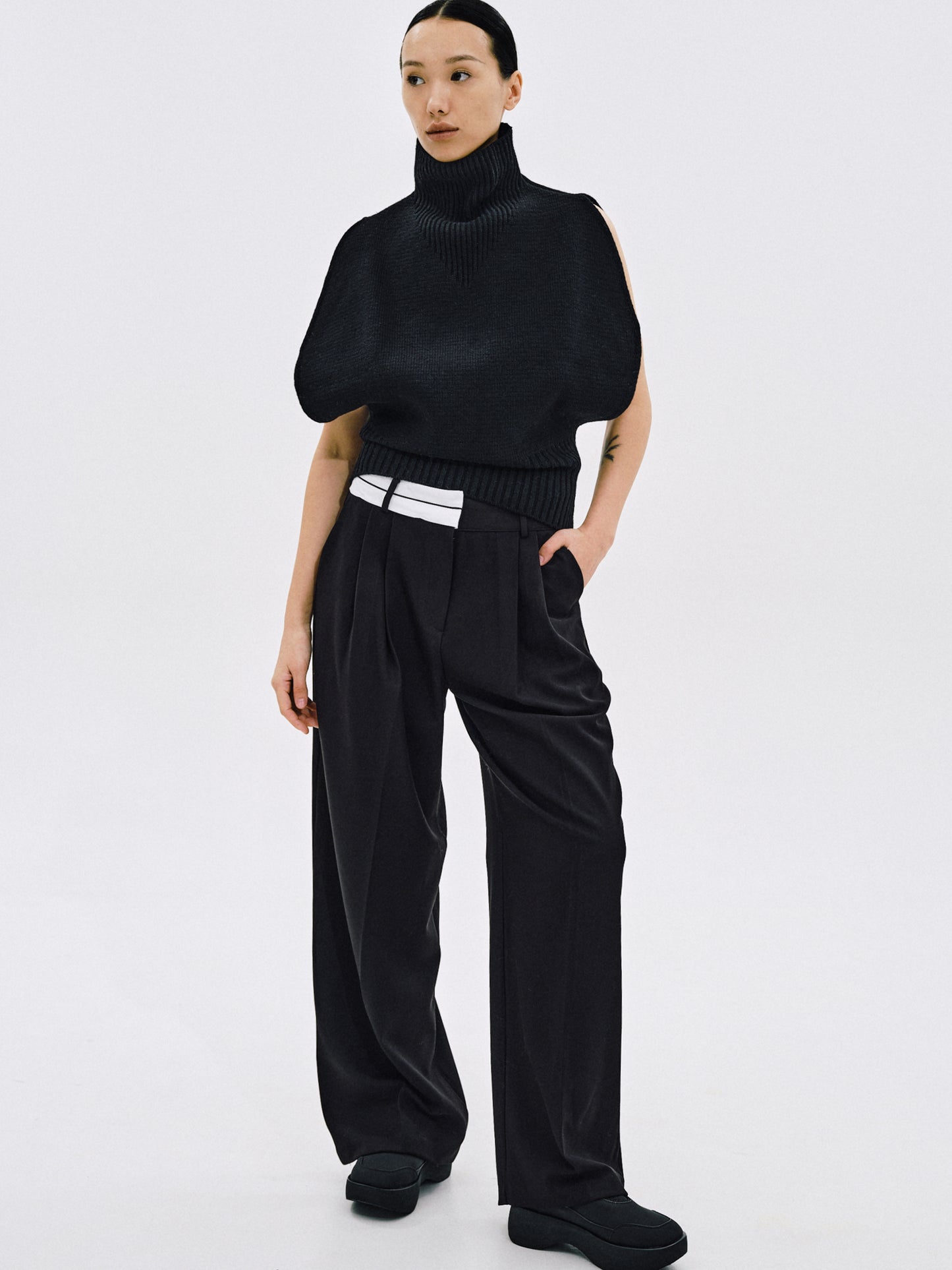 Half Reversed Waistband Trousers, Black – SourceUnknown